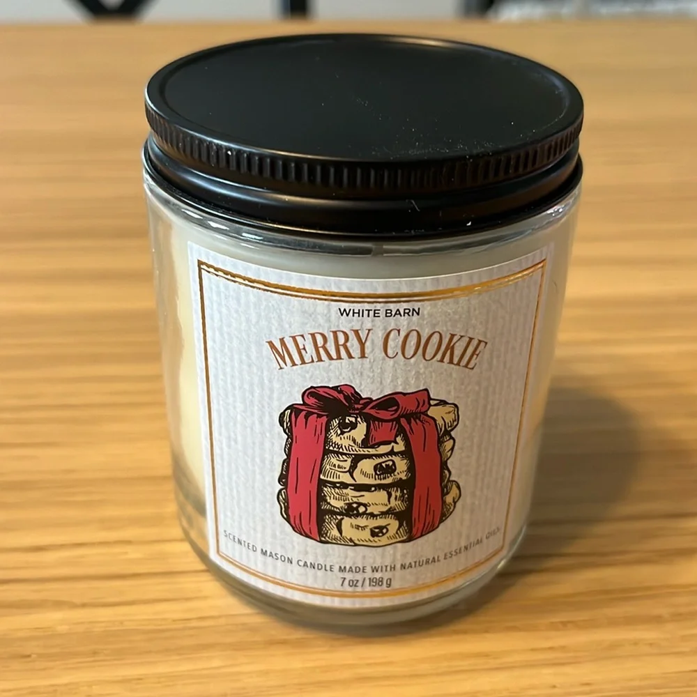 Bath & Body Works Single Wick Candle. Merry Cookie.